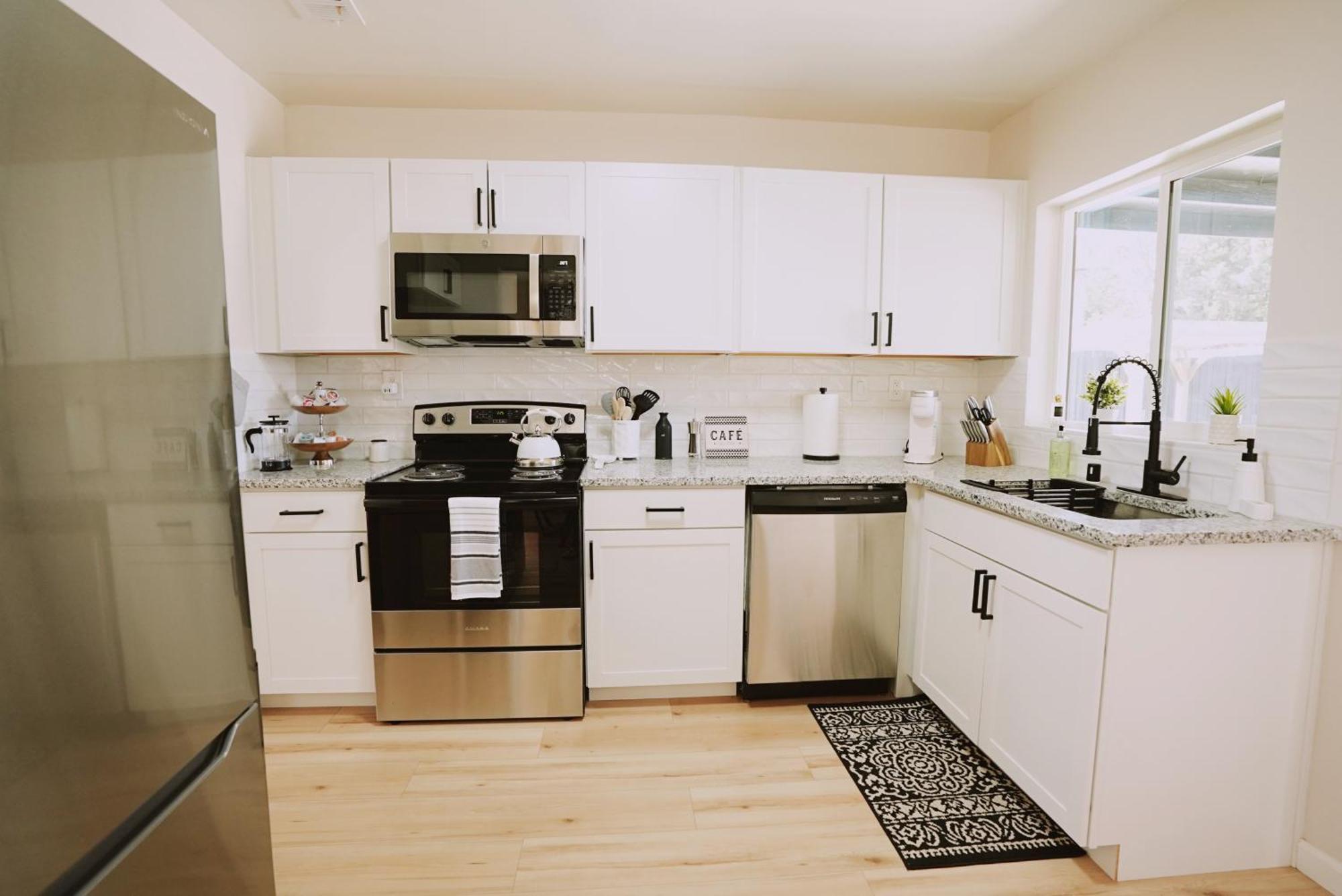 Centrally Located! Remodeled! Huge Backyard! The White House แอลบูเคอร์คี ภายนอก รูปภาพ