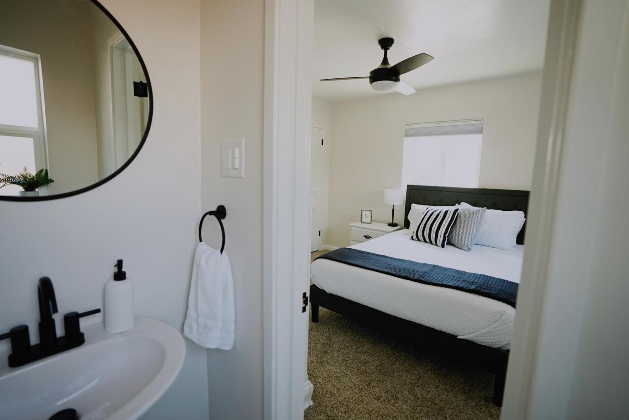 Centrally Located! Remodeled! Huge Backyard! The White House แอลบูเคอร์คี ภายนอก รูปภาพ