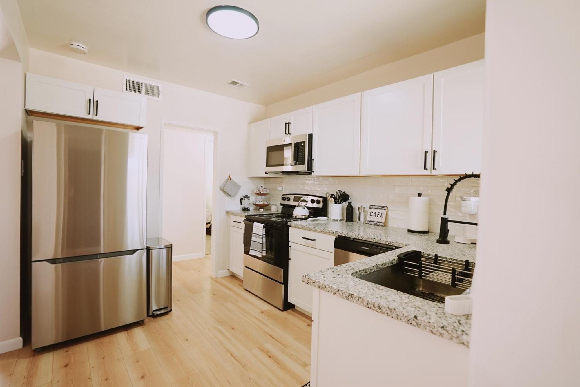 Centrally Located! Remodeled! Huge Backyard! The White House แอลบูเคอร์คี ภายนอก รูปภาพ