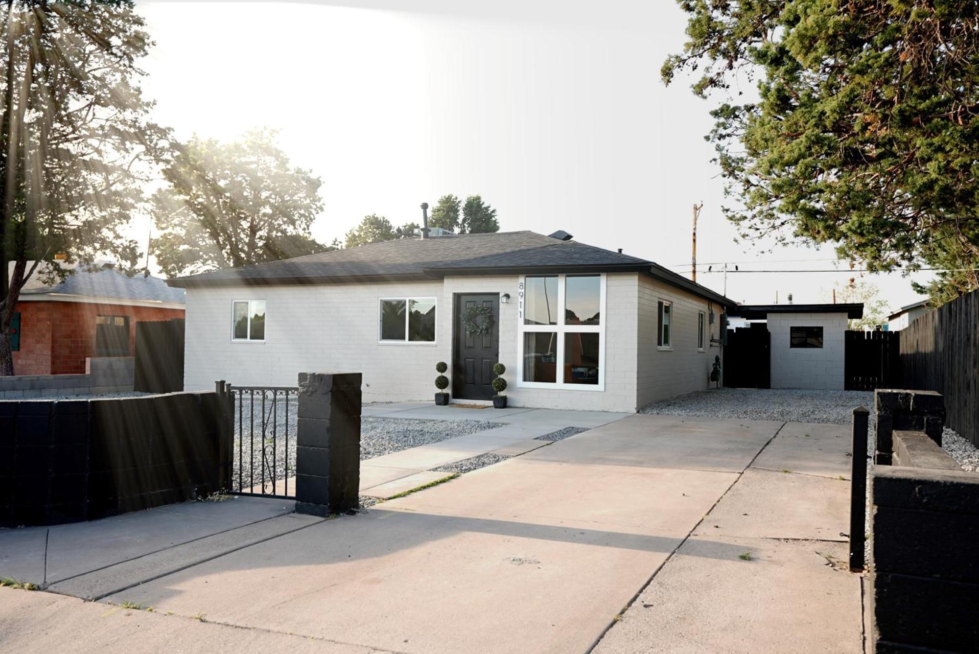 Centrally Located! Remodeled! Huge Backyard! The White House แอลบูเคอร์คี ภายนอก รูปภาพ